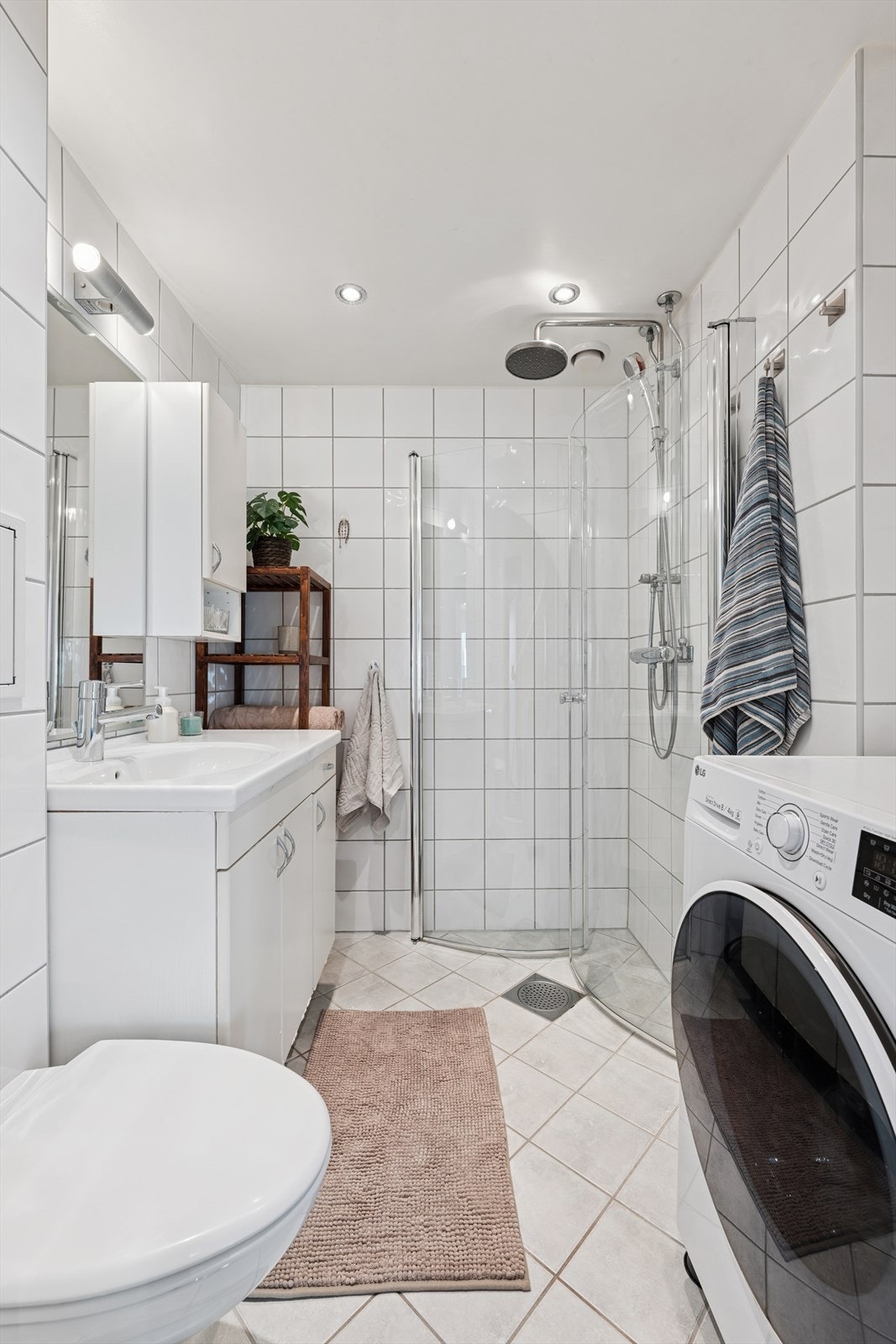 Lyst og fint flislagt bad modernisert i regi av borettslaget i 2006 Galleribilde