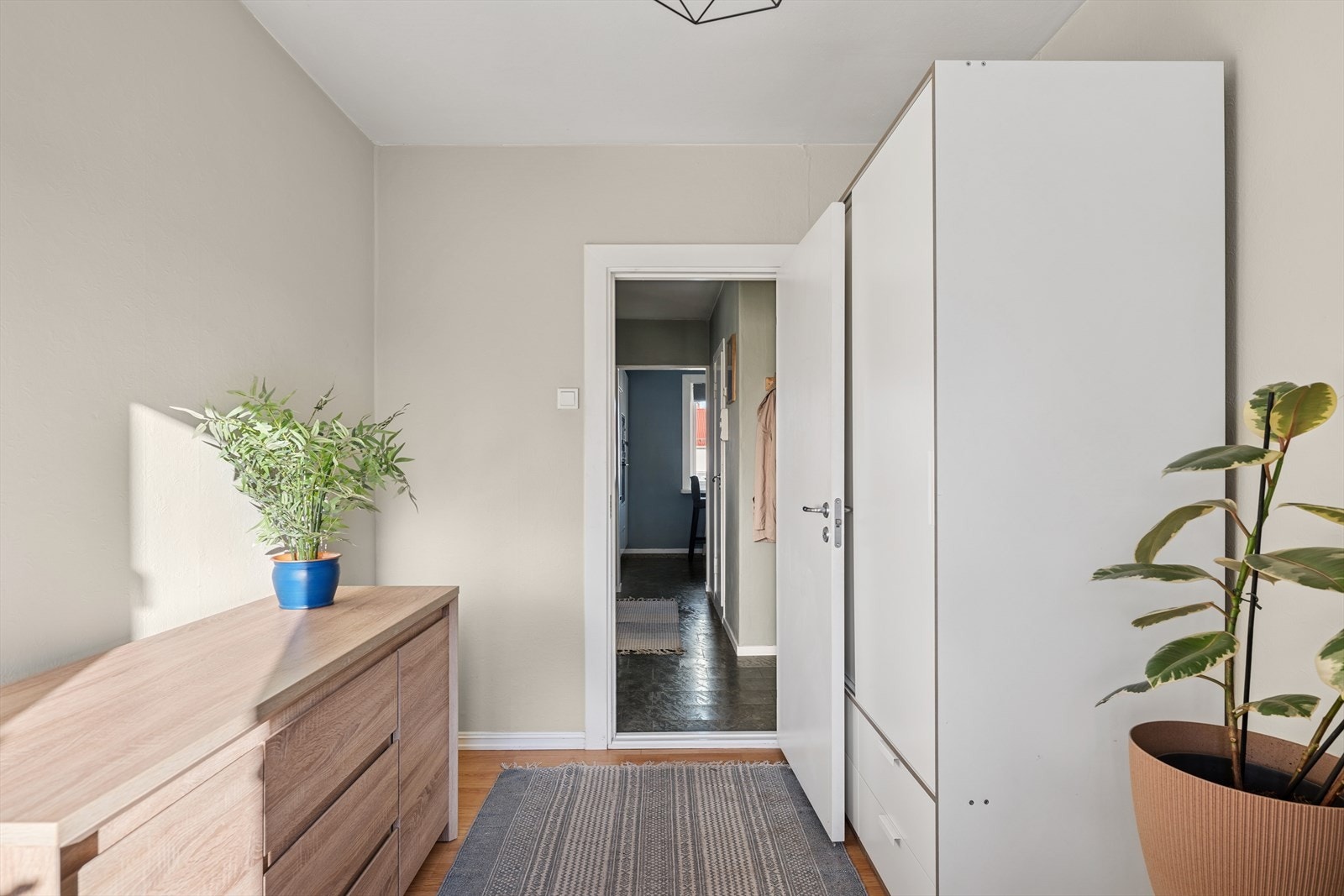 Soverommet har noen rolige farger og naturlig lysinnslipp skaper en avslappende atmosfære som legger til rette for en god natts søvn Galleribilde