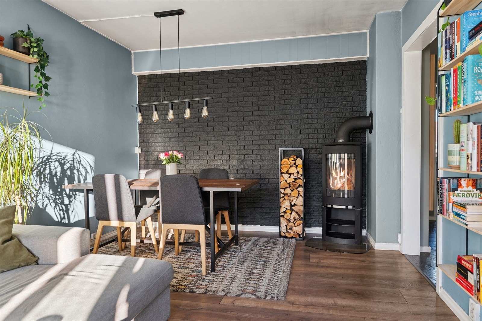 Det er naturligvis mer enn nok plass til et middagsbord hvor du kan nyte gode måltider i enda bedre selskap Galleribilde