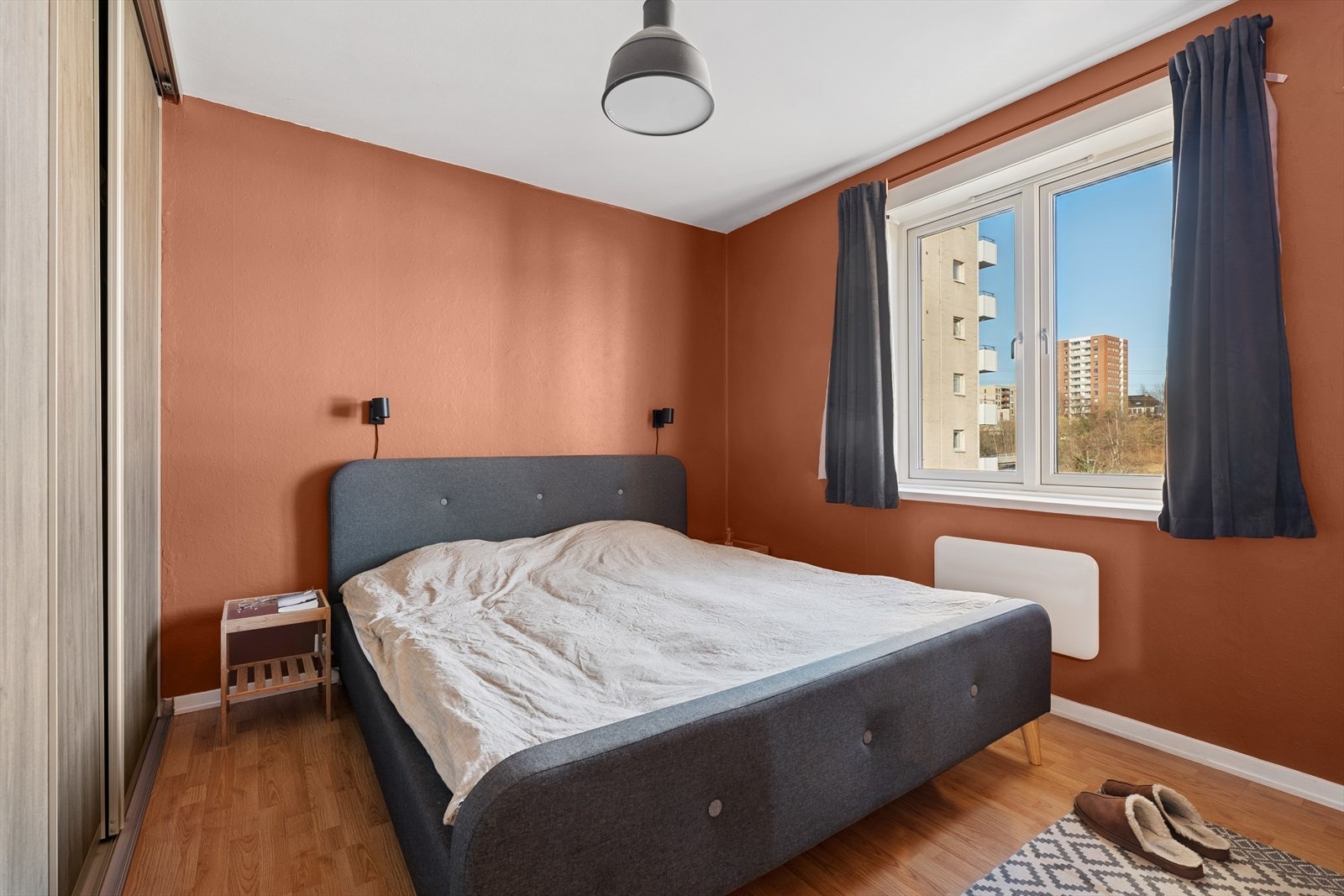 Leiligheten har to romslige soverom som gir fleksibilitet og komfort for familien Galleribilde