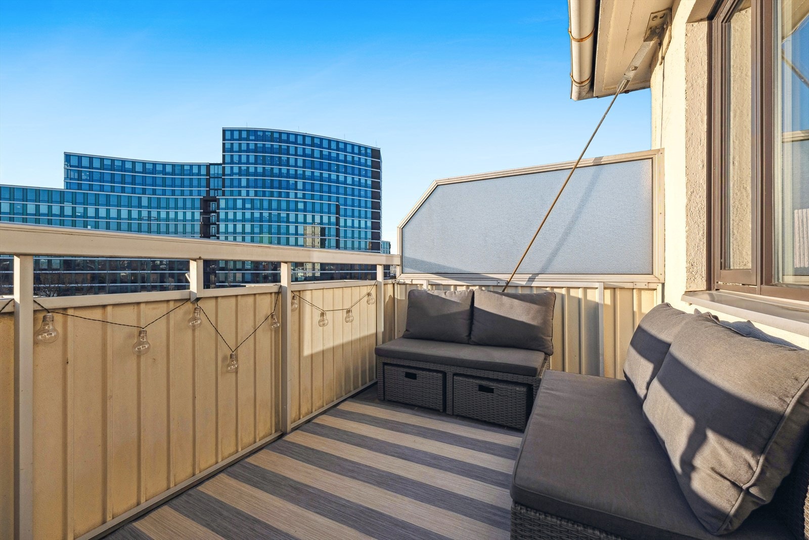 Her er det god plass til det du måtte ønske av utemøbler Galleribilde