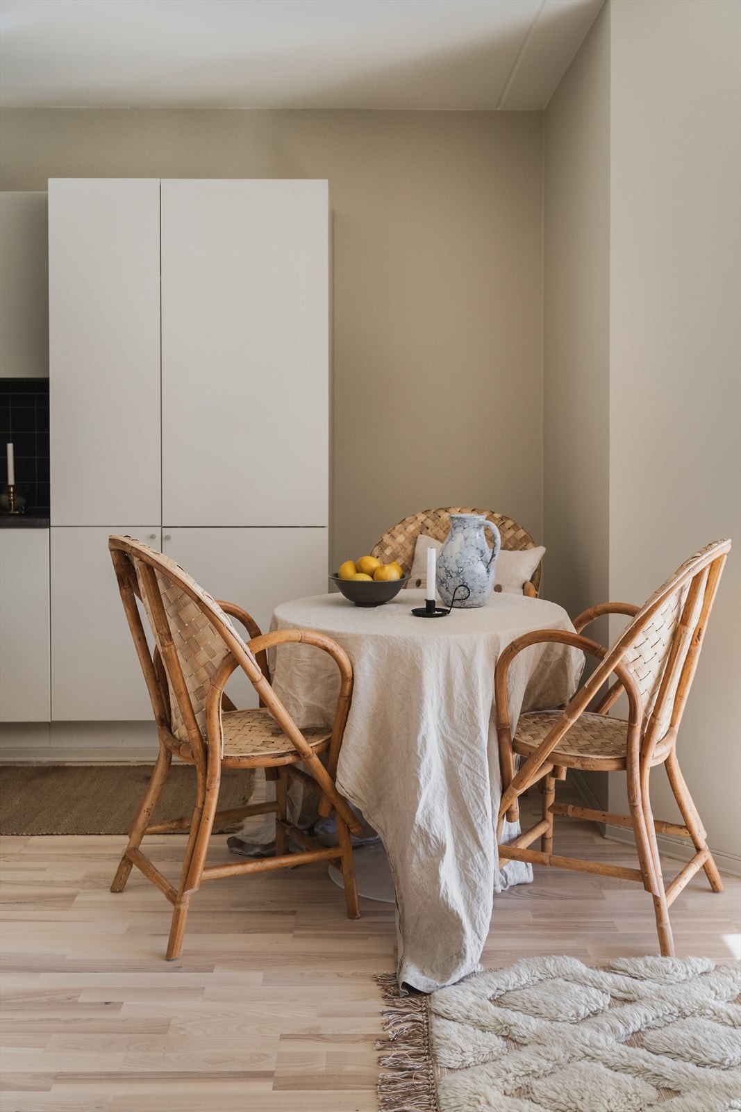 Det er plass til et lite spisebord i tilknytning til kjøkkenet Galleribilde