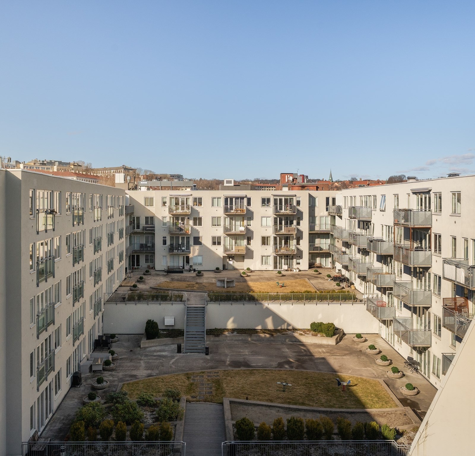 Borettslaget består av 60 andelsleiligheter og er et godt drevet borettslag. Det er 4 ledige parkeringsplasser i garasjen som kan leies for kr. 2.171 Galleribilde