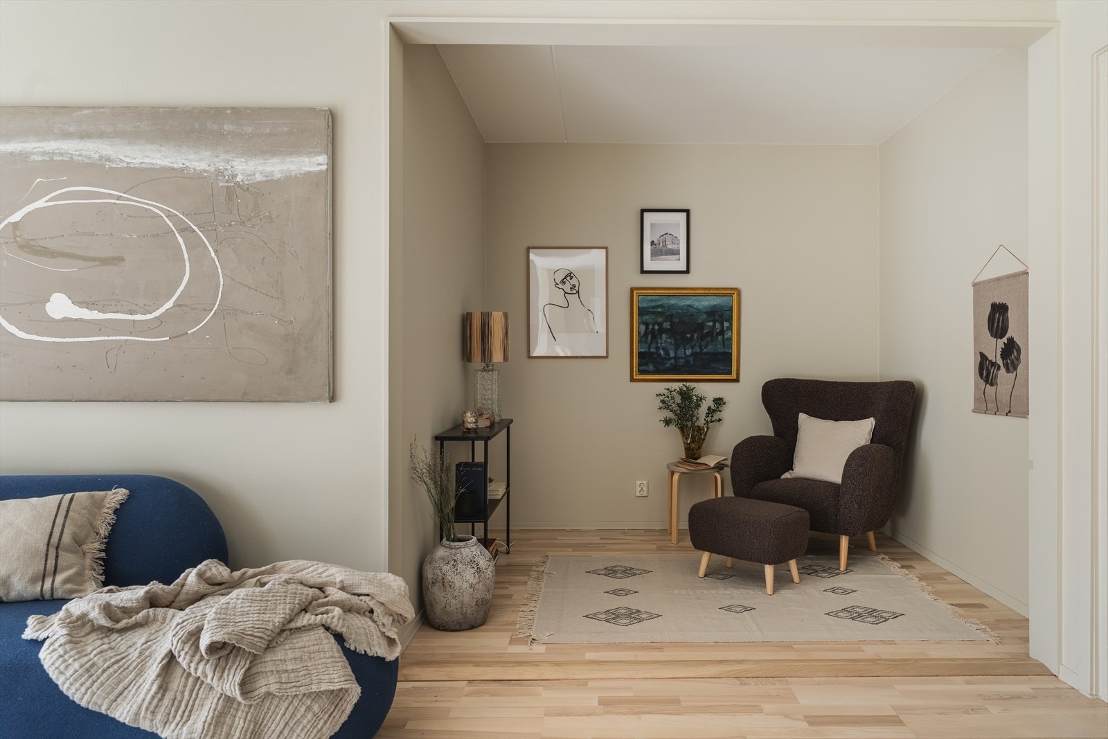 Stuen har plass til møblering i flere soner. Dette rommet kan feks brukes til spisestue, tv-stue eller hjemmekontor Galleribilde