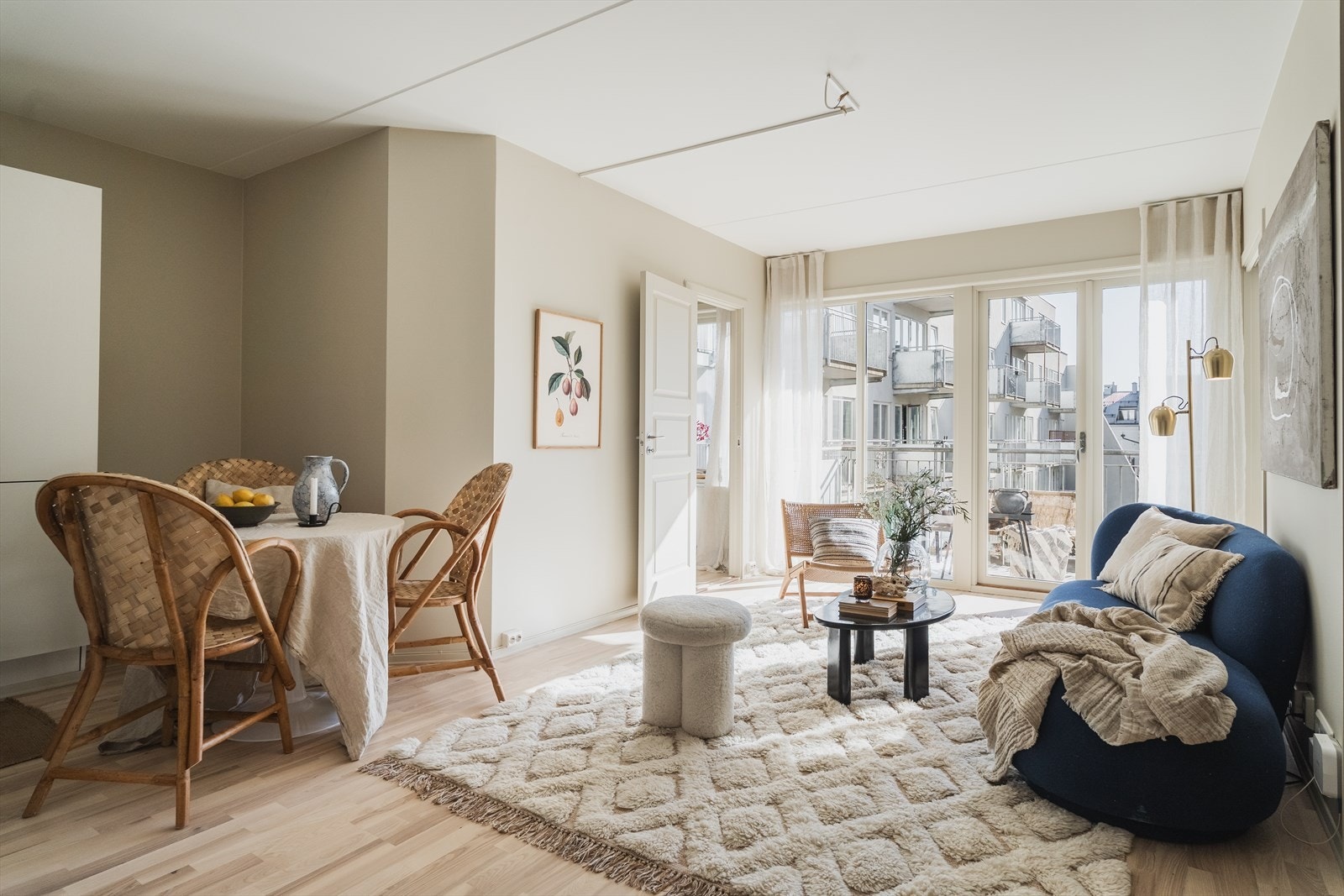 Det er flere store vindusflater som slipper inn godt med lys Galleribilde