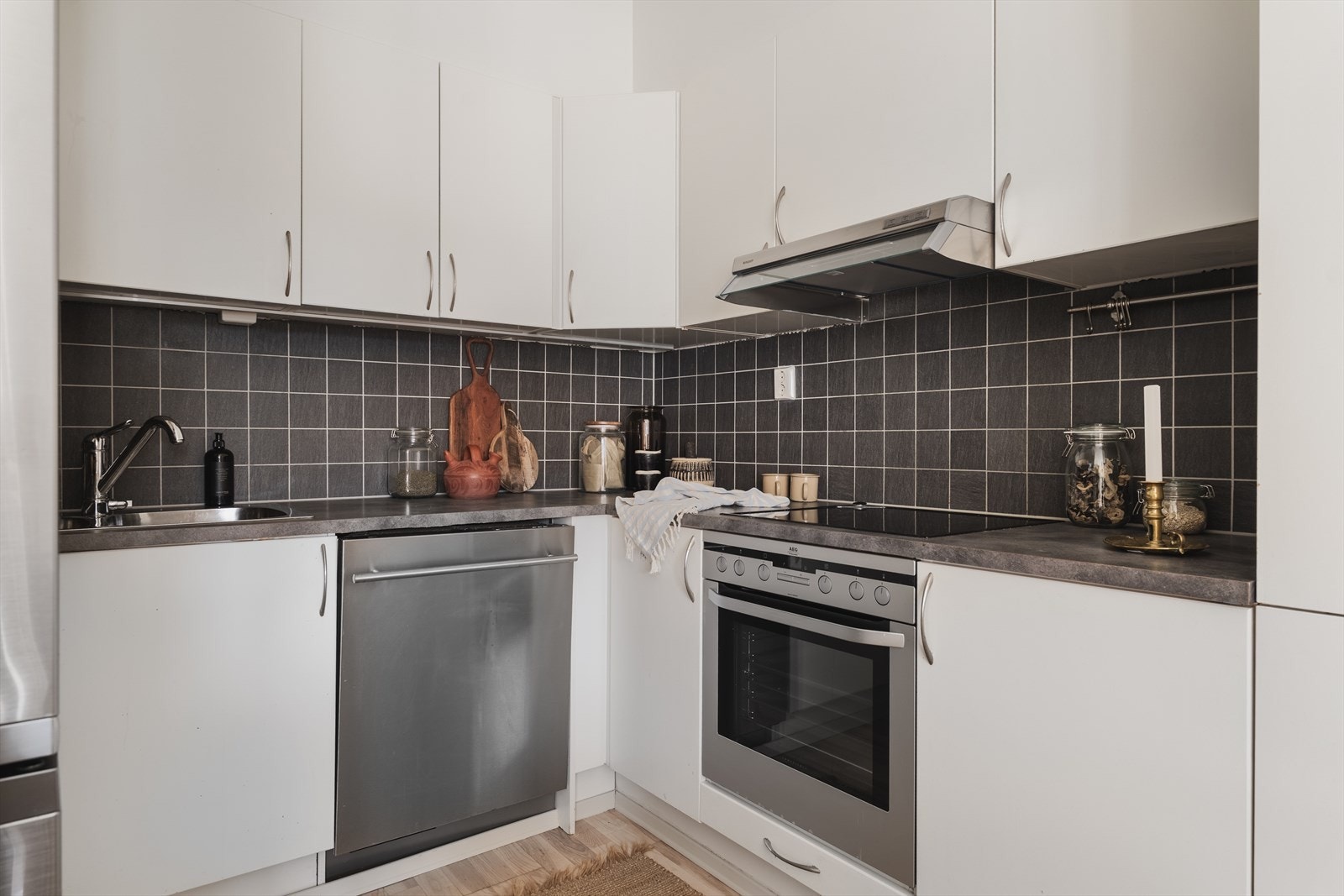 Stekeovn og keramisk topp er integrert i innredningen. Oppvaskmaskinen og kjøleskap medfølger Galleribilde