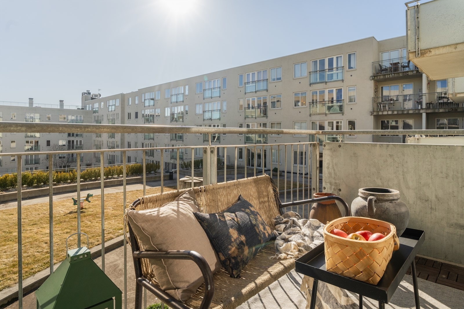 Leiligheten har god intern beliggenhet i 4. etasje (2.etasje ut mot bakgården) med balkong og to soverom Galleribilde