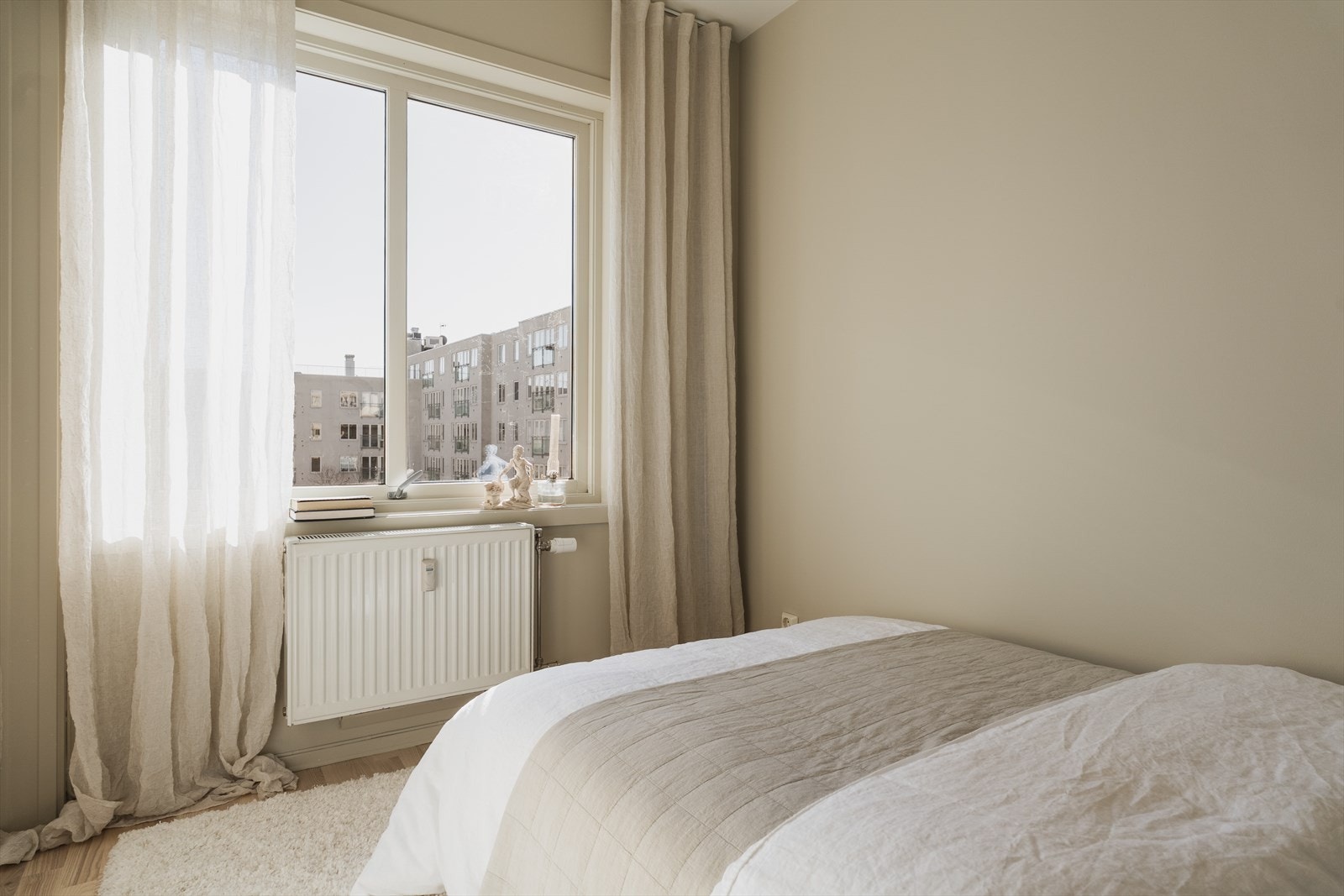 Begge soverommene har plass til dobbeltseng og nattbord Galleribilde