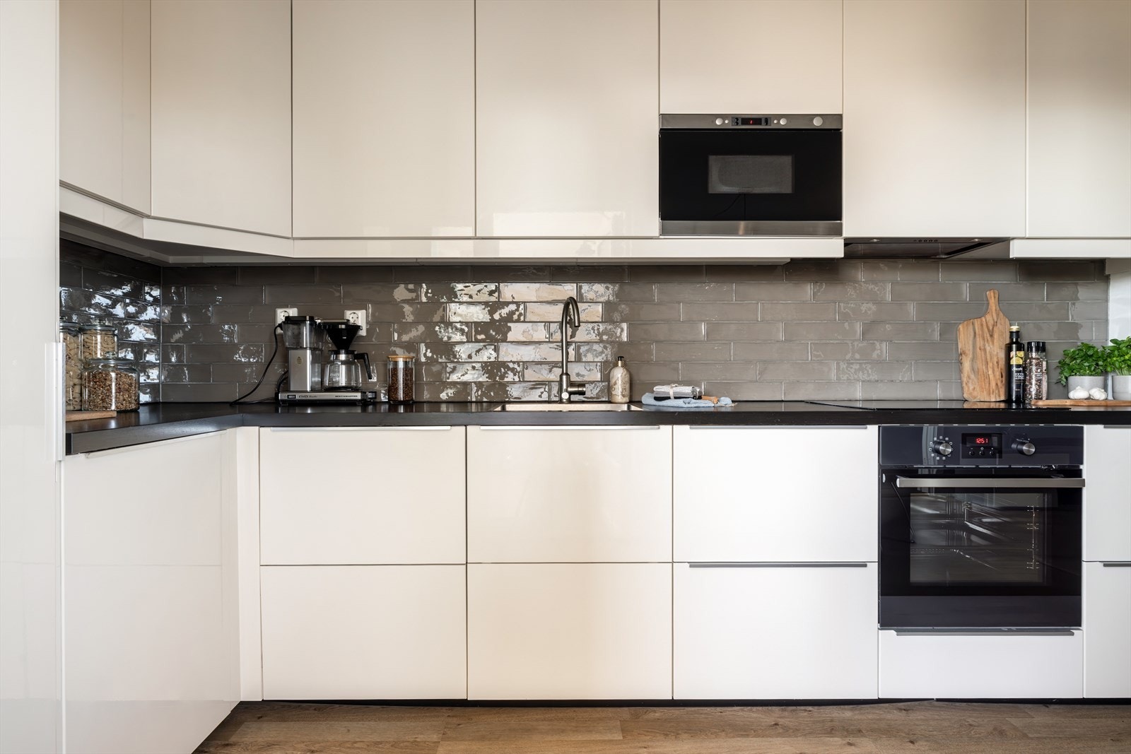 Kjøkkenet er utstyrt med integrerte hvitevarer med koketopp/ovn, micro, kjøleskap og oppvaskmaskin. Galleribilde