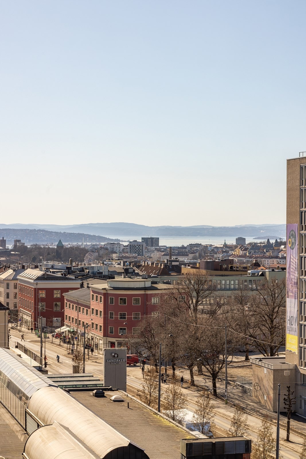 Leiligheten har enkel adkomst med heis opp til etasjeplan. Galleribilde