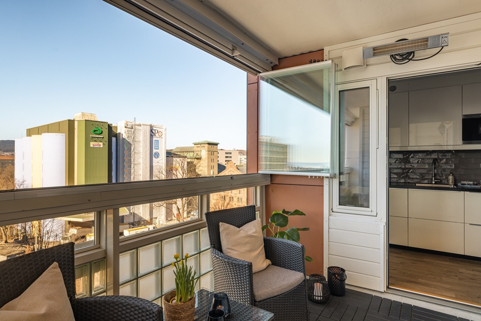 Det er lys, stikk på vegg og terrassevarmer på balkongen. Galleribilde