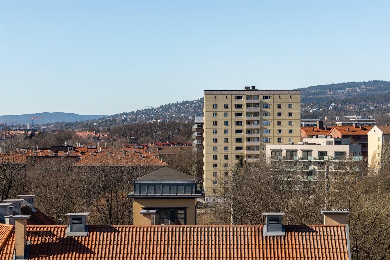 Leiligheten disponerer også en garasjeplass i kjelleren, samt loftsbod. Galleribilde