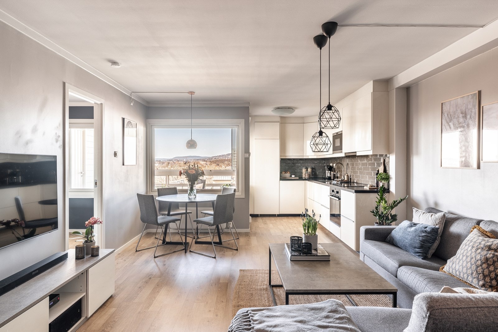 Leiligheten byr på en god planløsning med luftige rom, og preges av tiltalende fargevalg og innredninger. Galleribilde