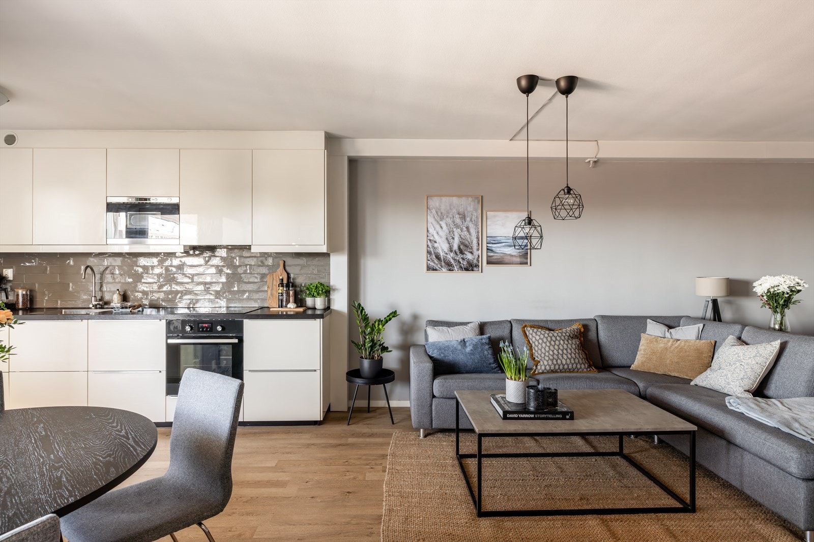 Stuen og kjøkkenet er integrert i en åpen og sosial løsning, noe som skaper et innbydende og sosialt oppholdsrom. Galleribilde