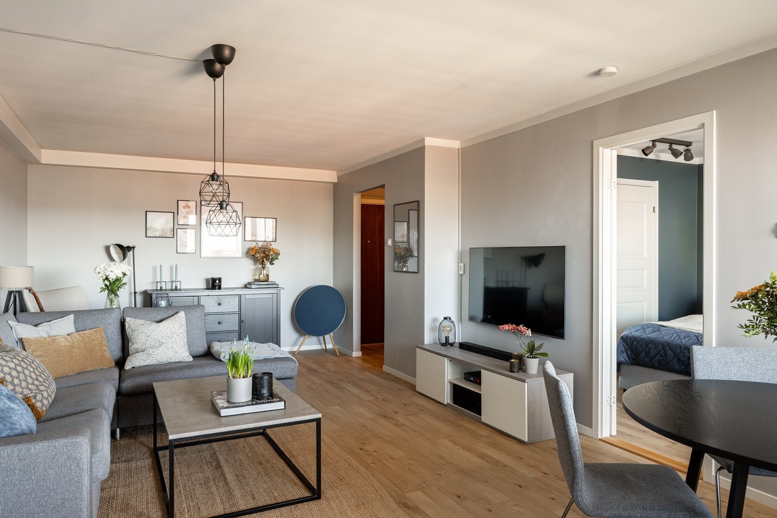 Stuen har store, flotte vindusflater som gir rikelig med naturlig lysinnslipp. Galleribilde