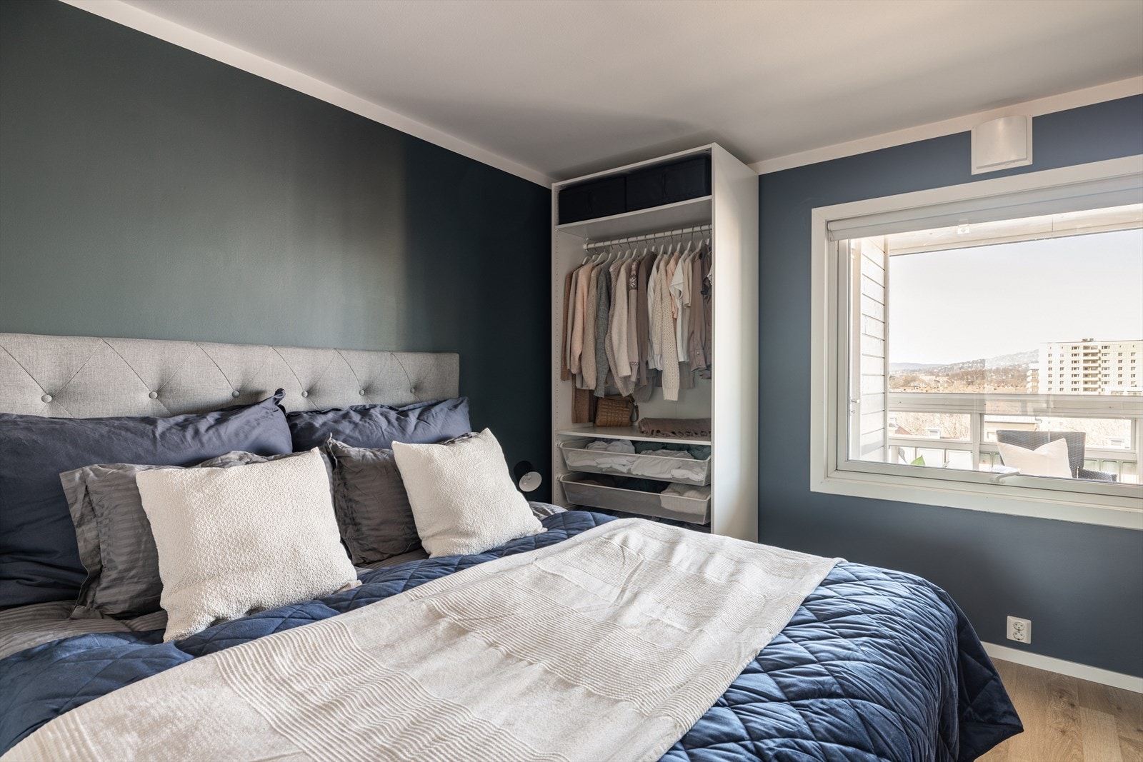 Romslig og lunt soverom med god plass til både dobbeltseng og skrivebord. Galleribilde