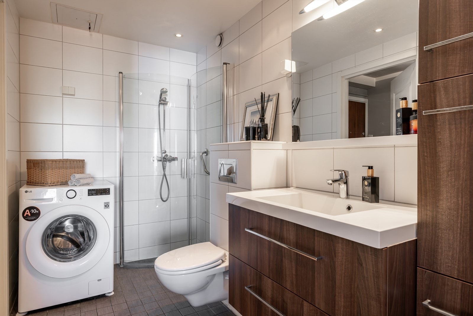 Romslig bad fra 2011 med gulvvarme og flislagte vegger og gulv. Galleribilde