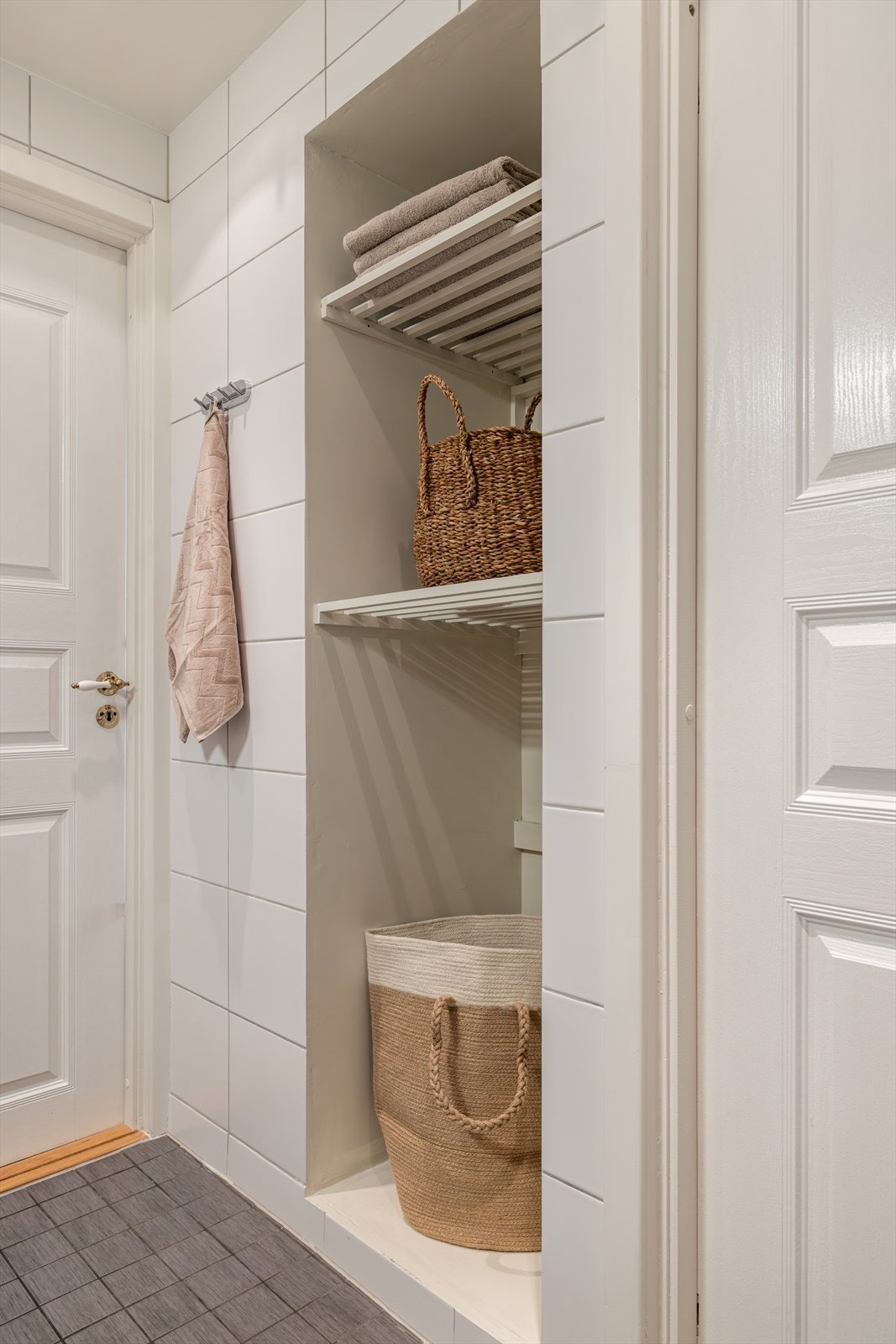 Praktisk nisje med hyller. Galleribilde