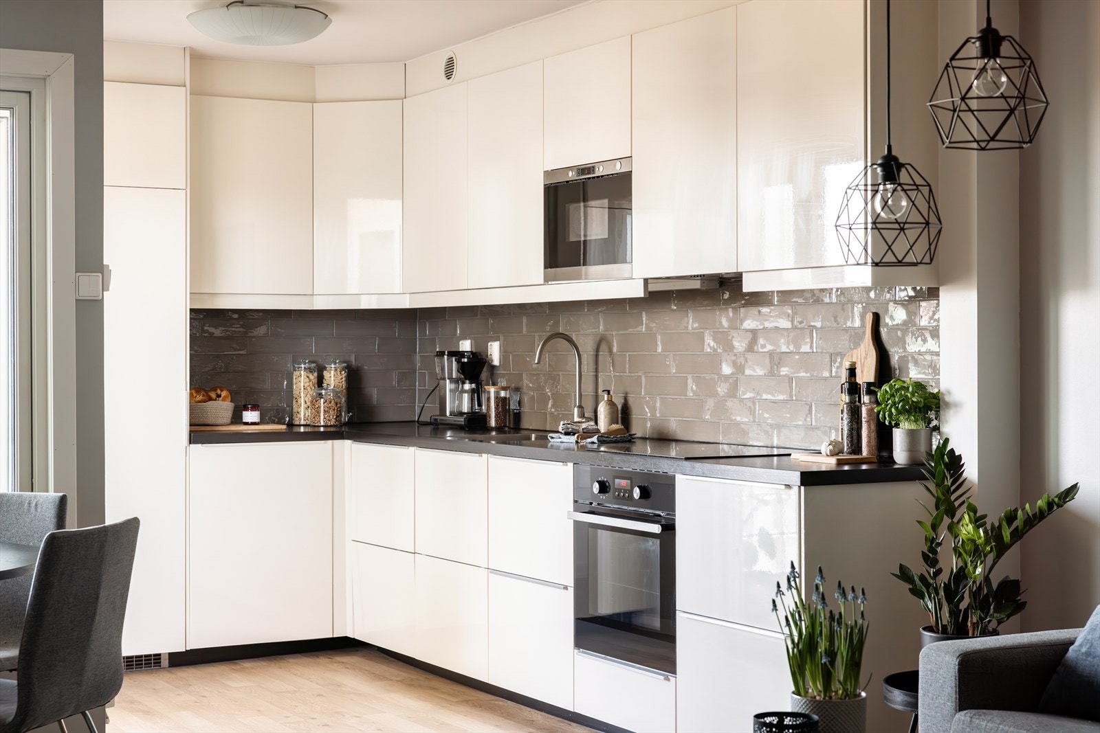 Kjøkkeninnredningen består av hvite skapfronter med laminert benkeplate med fliser opp til overskap, kum med ettgreps blandebatteri, og kullfiltervifte. Galleribilde