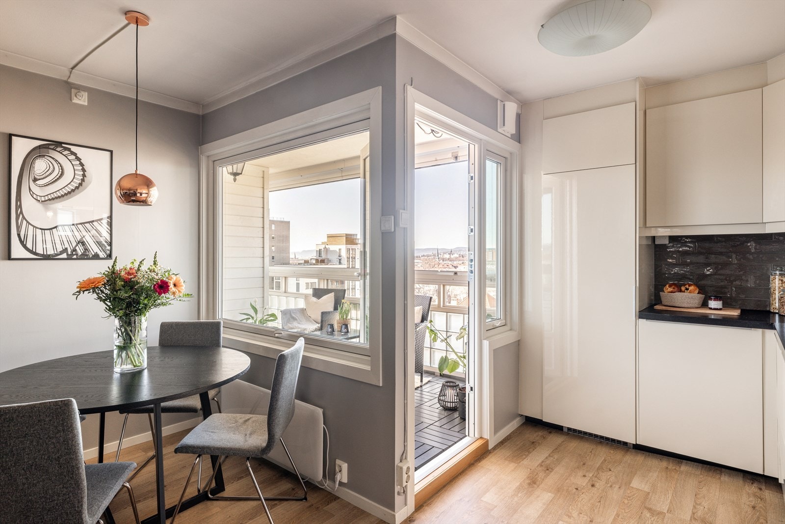 Leiligheten byr på en stor, vestvendt innglasset balkong med fantastisk utsikt og sol fra formiddag til solnedgang på sommerstid. Galleribilde