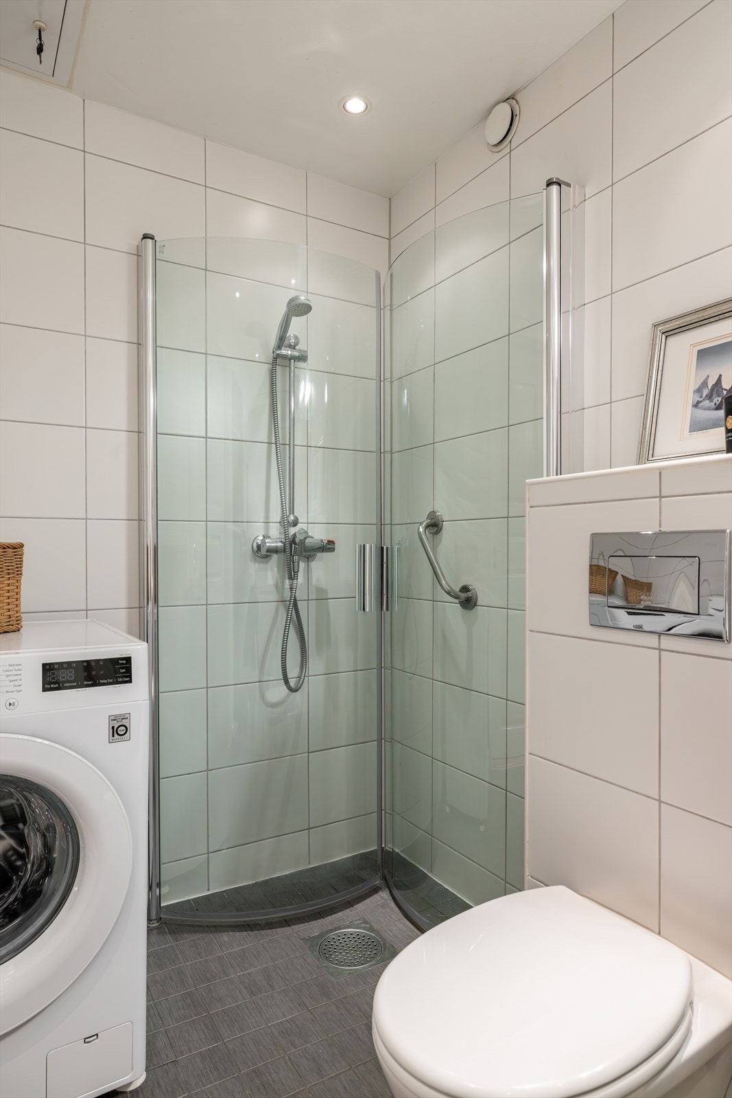 Det er opplegg for vaskemaskin på badet. Galleribilde