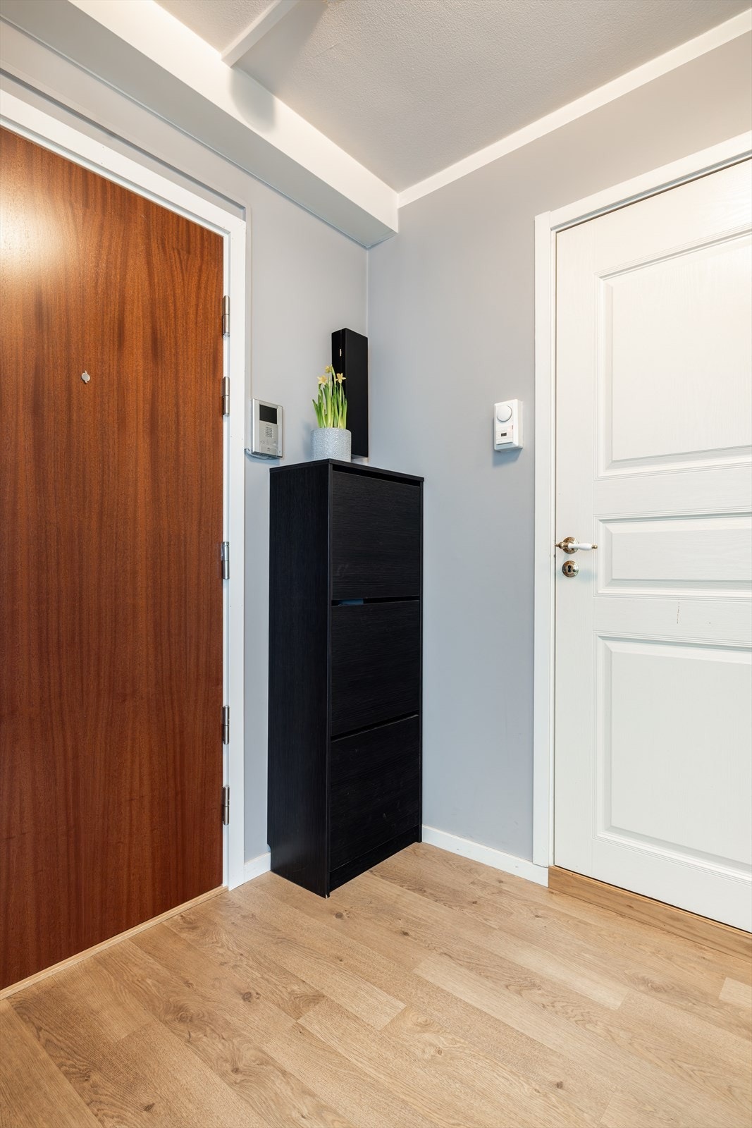 Her er det god plass til oppbevaring av sko og oppheng av ytterjakker i skyvedørsgarderoben. Galleribilde