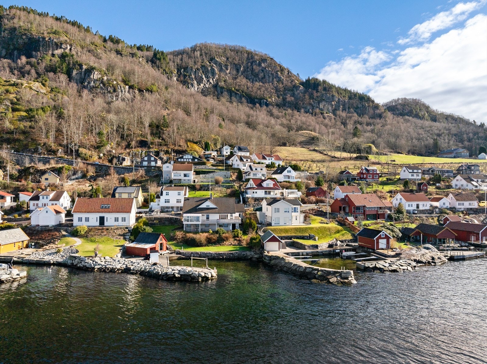 Her har man stor molo med god plass til å ha båt liggende Galleribilde