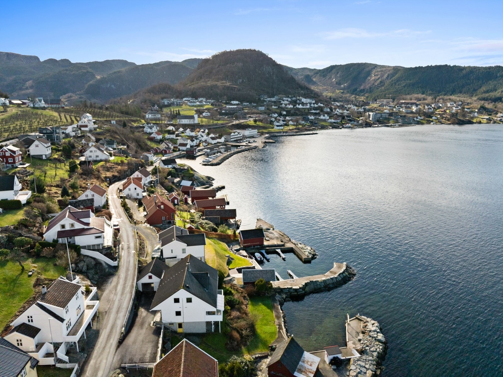 Nordbygda 56 ligger idyllisk til i naturskjønne omgivelser i Hjelmeland kommune, midt i hjertet av Ryfylke. Galleribilde