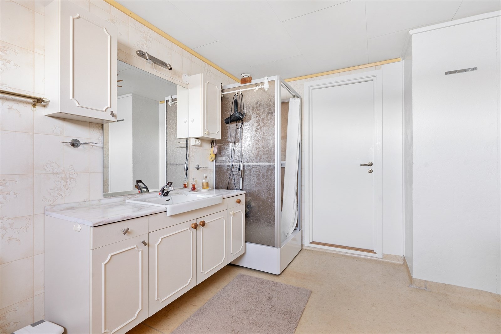 Stort og romslig baderom med behov for oppgradering. Galleribilde