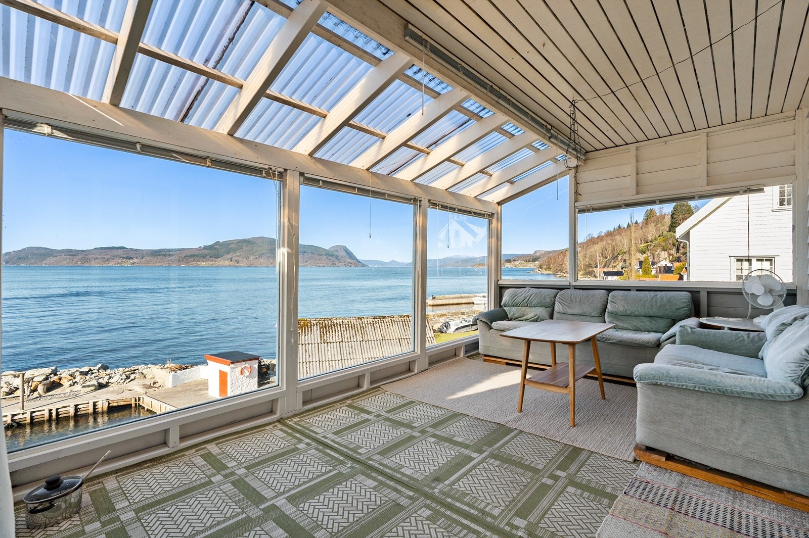 Deler av terrassen har fått et kjekt overbygg med glassvinduer. Galleribilde