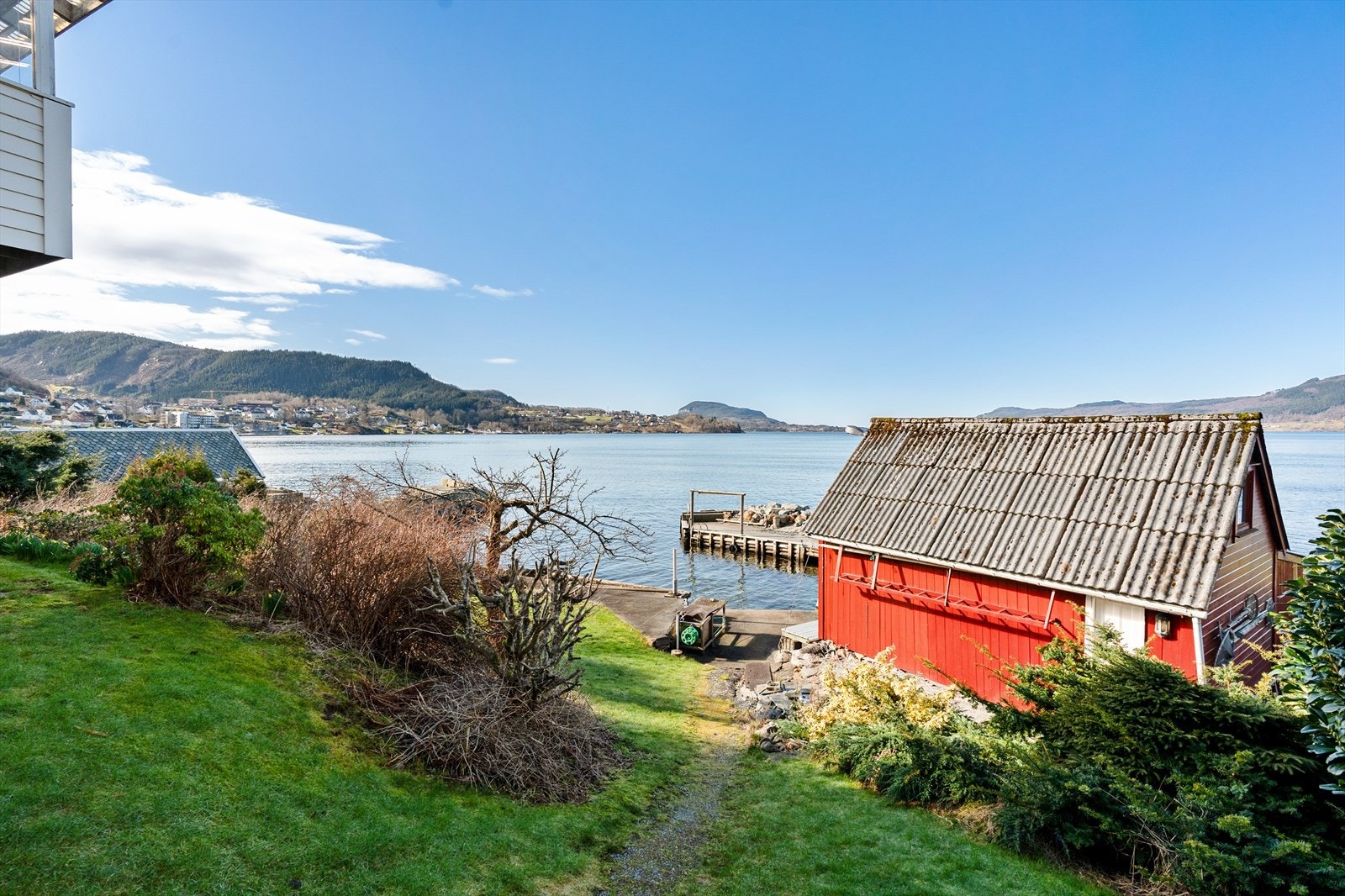 Her har man gode muligheter for fiske, båtliv og andre aktiviteter med sin helt egen strandlinje! Galleribilde