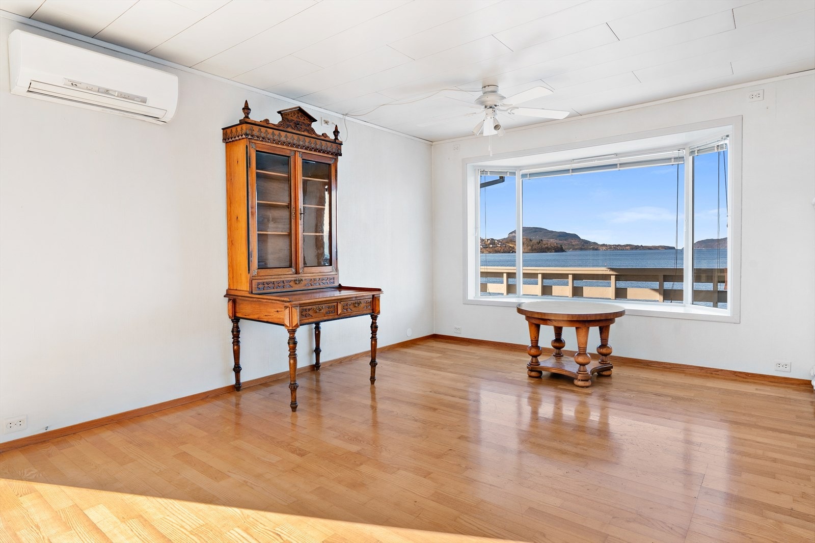 Boligen har gode vindusflater som slipper inn mye naturlig lys og skaper en fin atmosfære i rommet. Galleribilde