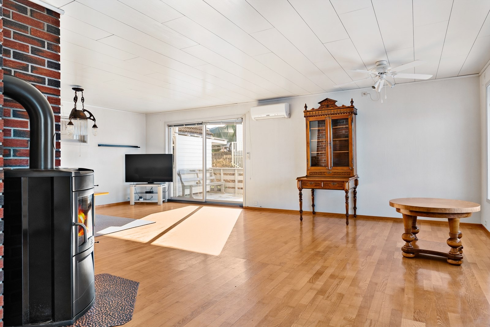 Romslig og lys stue med god plass til både sofagruppe og spisegruppe. Galleribilde