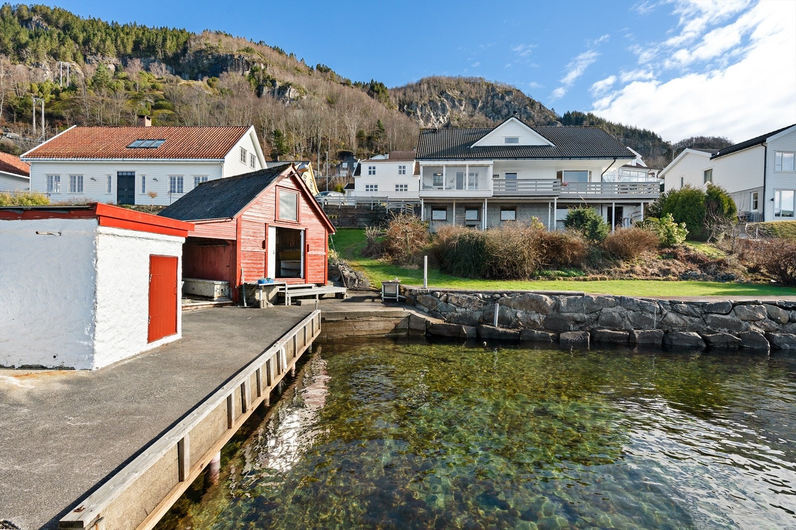 Sjelden mulighet å sikre seg denne type eiendom som passer ypperlig for den som er glad i sjø og båtliv Galleribilde