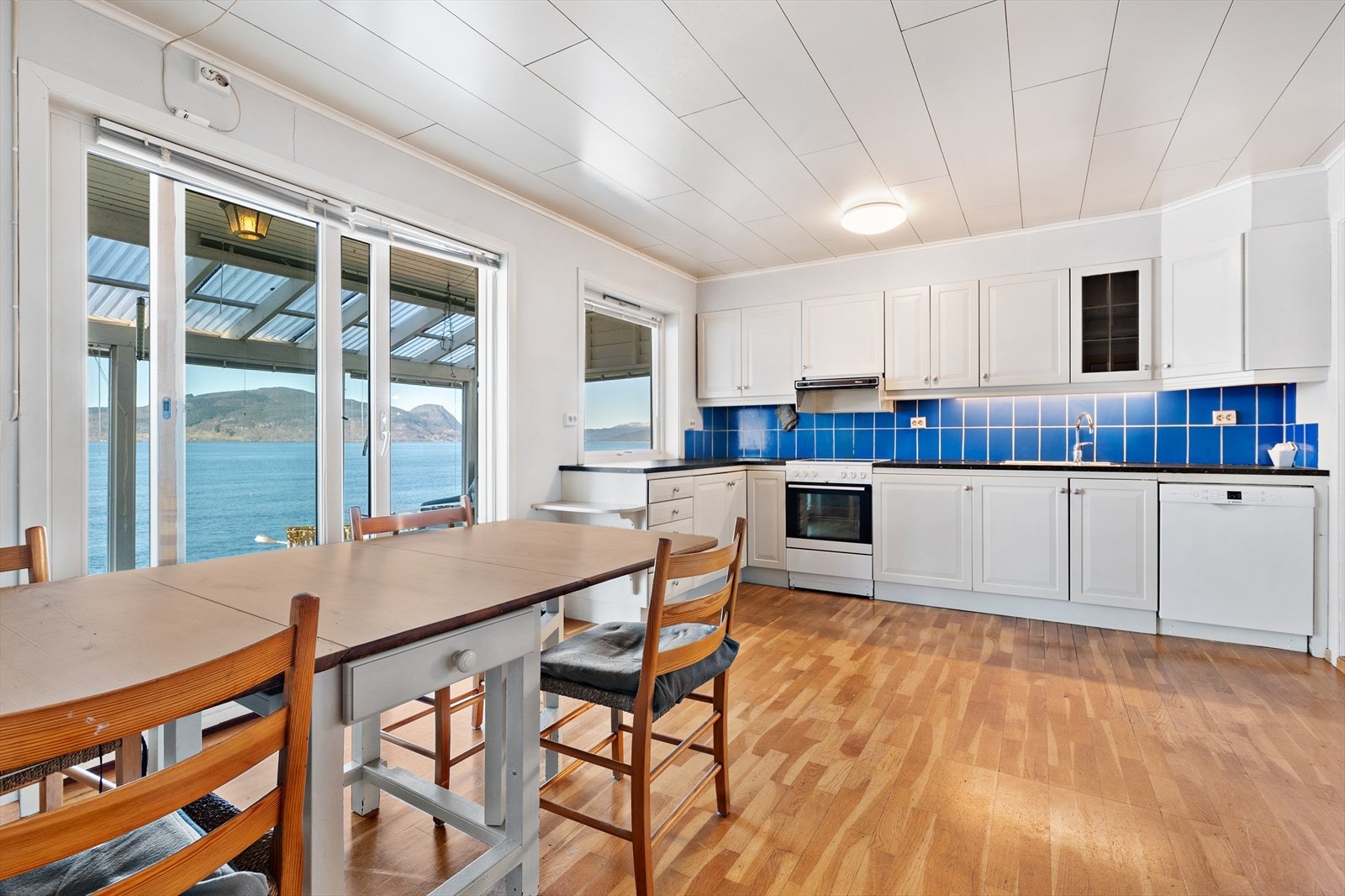 Kjøkkenet er skjermet fra stuen og har egen utgang til terrasse/hagestue, så her kan man enkelt severe maten ute om ønskelig Galleribilde