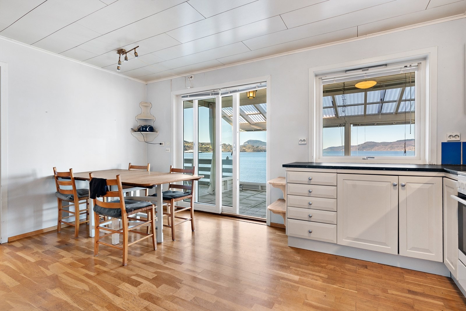 Kjøkkenet ligger fint til i tilknytning til stuen, med god plass til spisebord Galleribilde