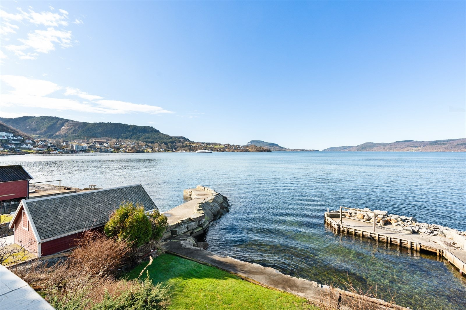 Fra eiendommen har man en storslått utsikt over fjorden og meget gode solforhold fra morgen til sent på kveld med de vakreste solnedganger. Galleribilde