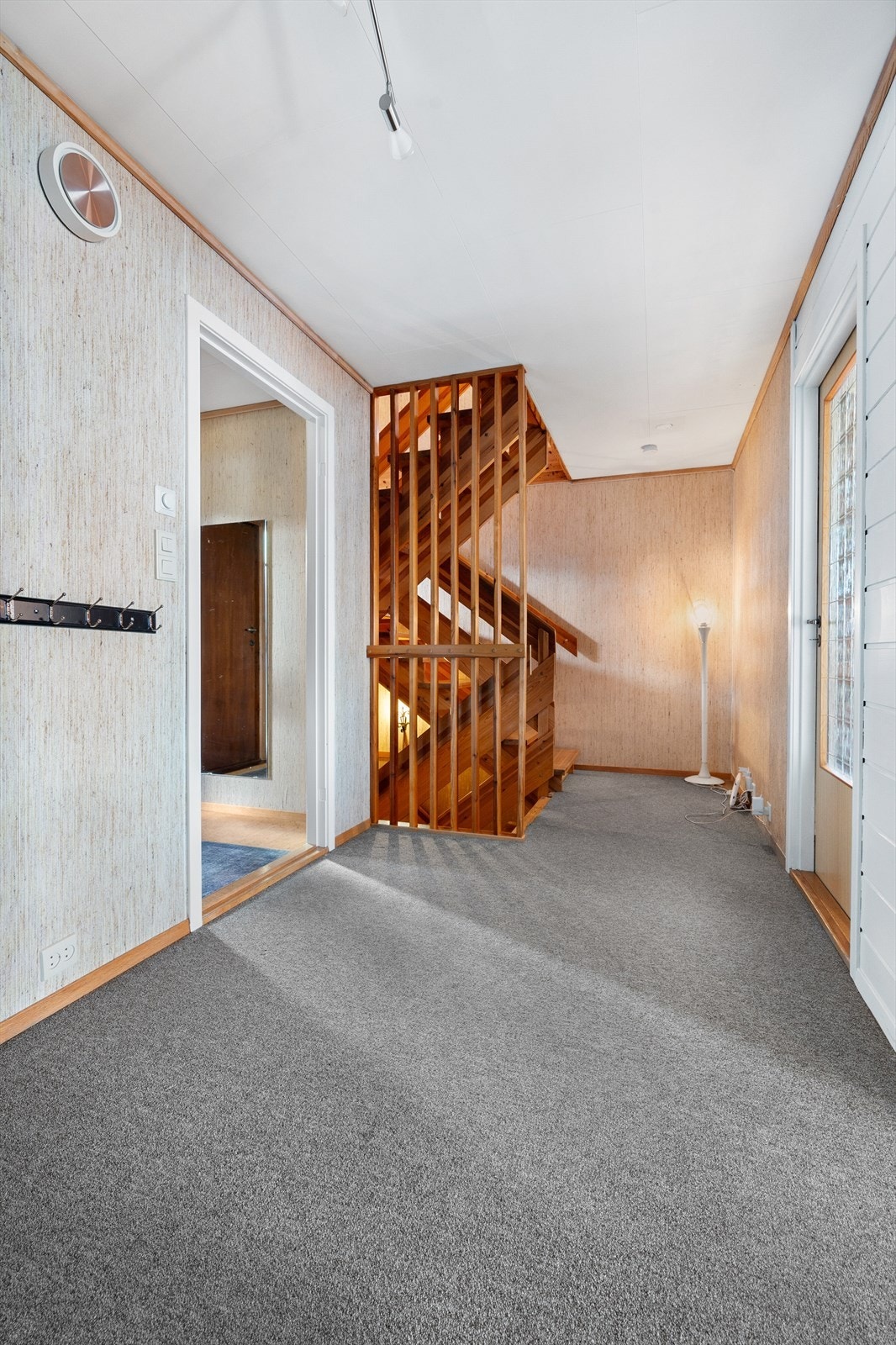 Velkommen inn til et romslig inngangsparti og trappegang Galleribilde