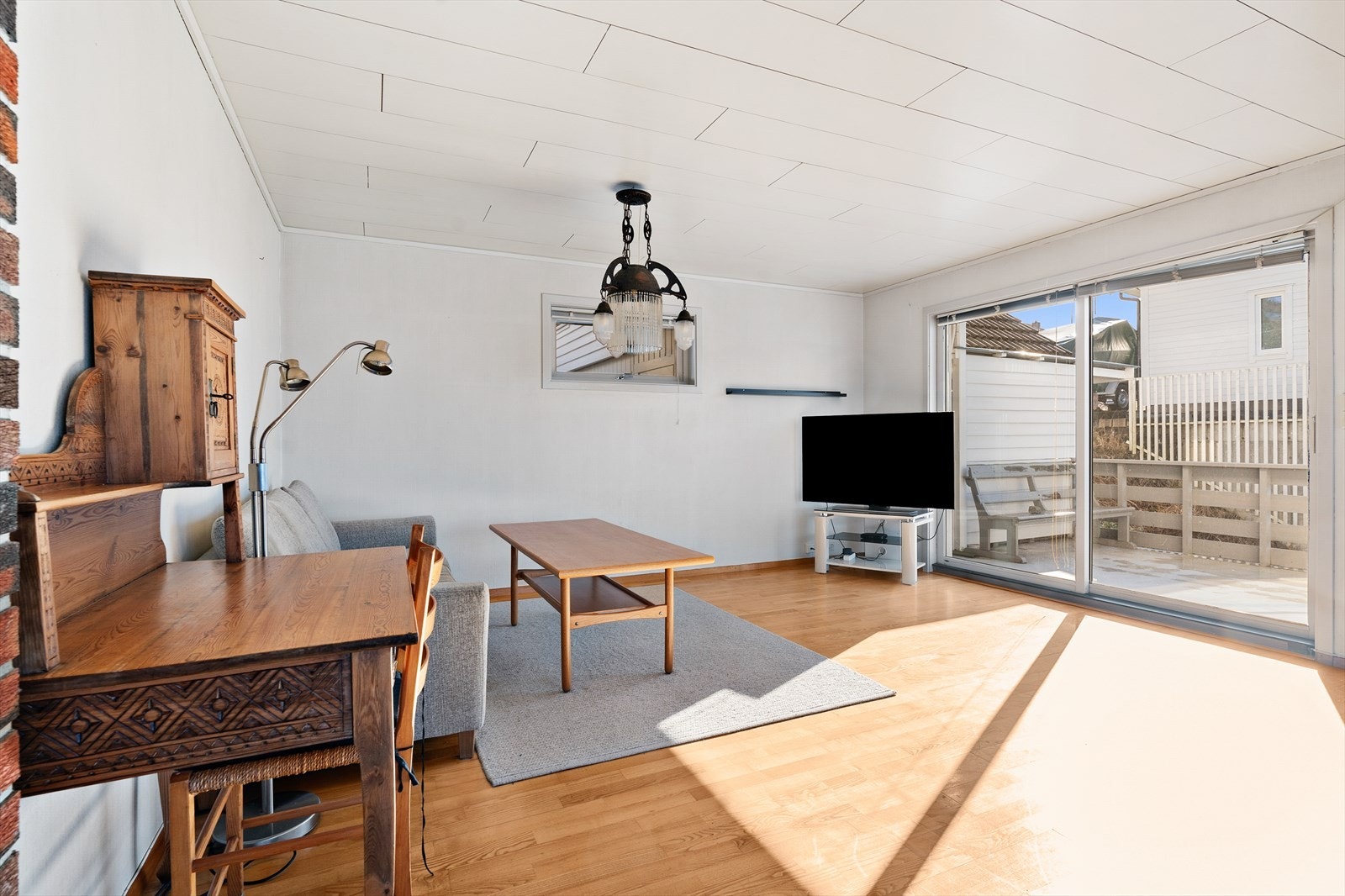 Fra stue har man utgang ut til terrasse Galleribilde