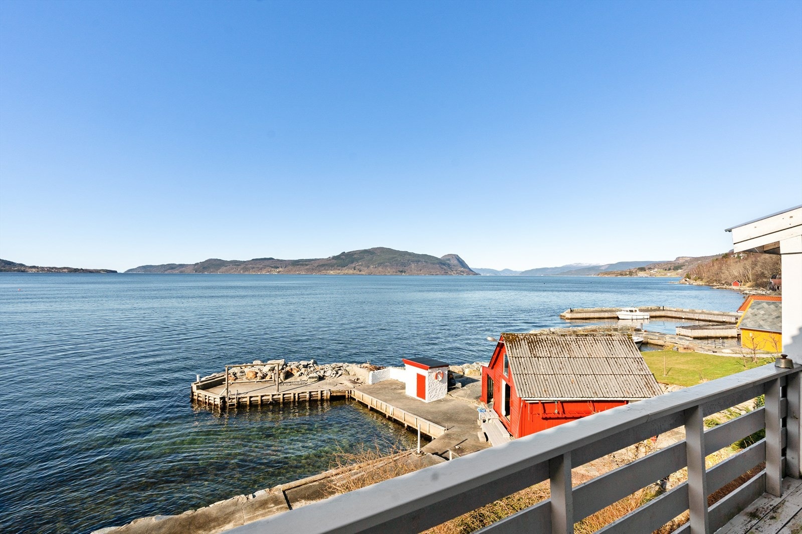 Eiendommen ligger skjermet og usjenert, og man kan nyte de vakreste solnedganger fra godstolen. Galleribilde