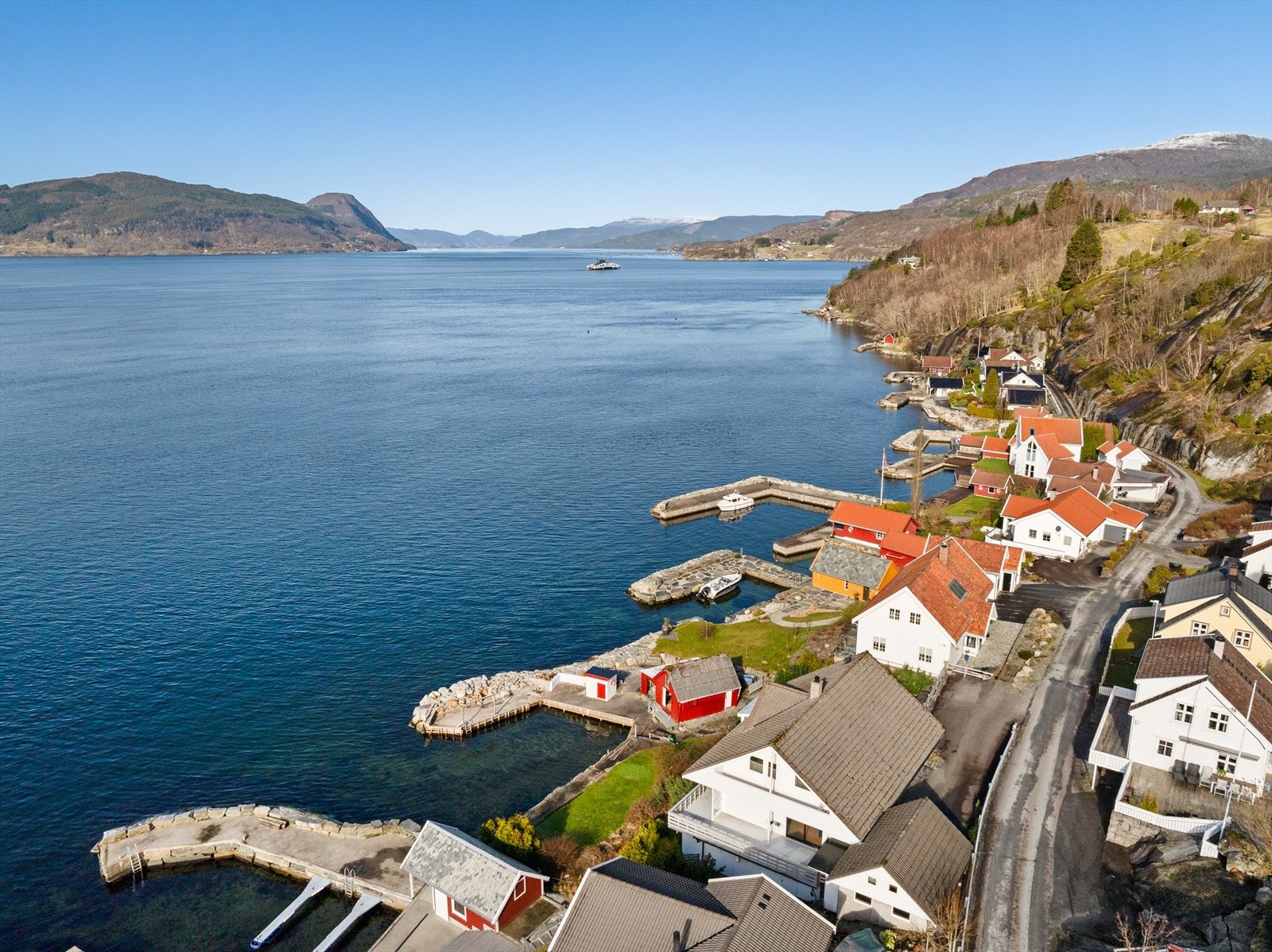 Området er kjent for sitt rike friluftsliv, med flotte turmuligheter i nærliggende fjellområder som Skomakarnibbå og Ritlandskrateret. Galleribilde