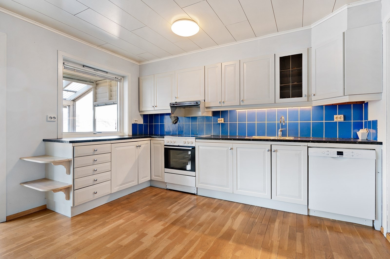 Kjøkkenet er romslig med god skap- og benkeplass. Galleribilde