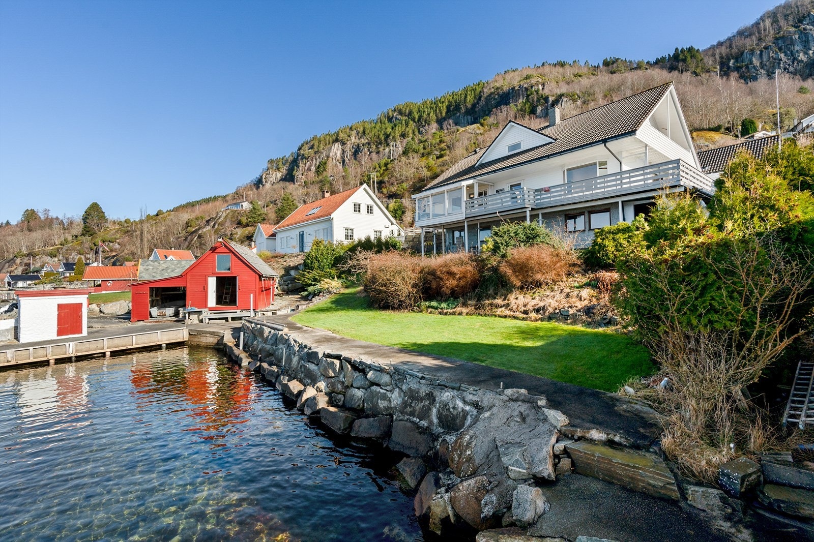 Her bor man sentralt på Hjelmeland med kort gange til sentrum og det er et populært og rolig boligområde med idylliske omgivelser. Galleribilde