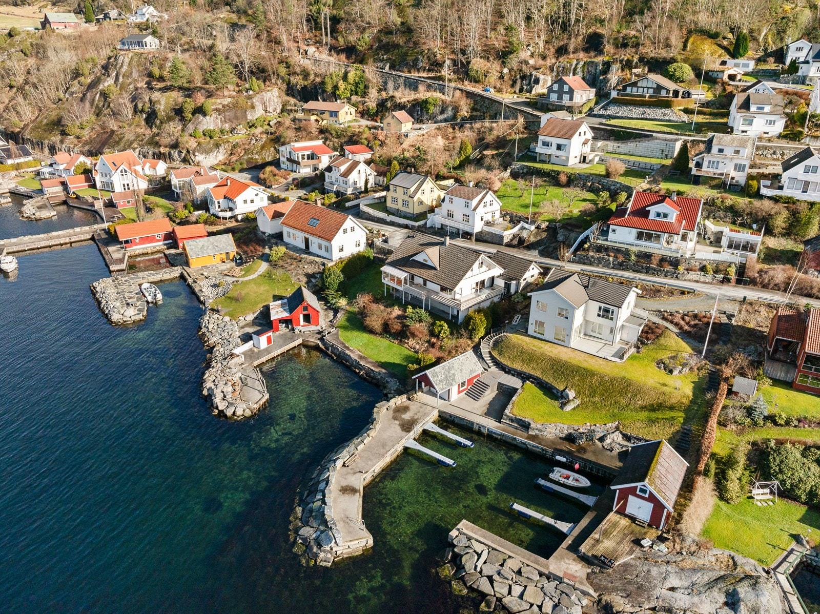 Eiendommen har en stor og innholdsrik enebolig, garasje, naust og molo, og passer ypperlig for den som er glad i sjø og båtliv. Galleribilde