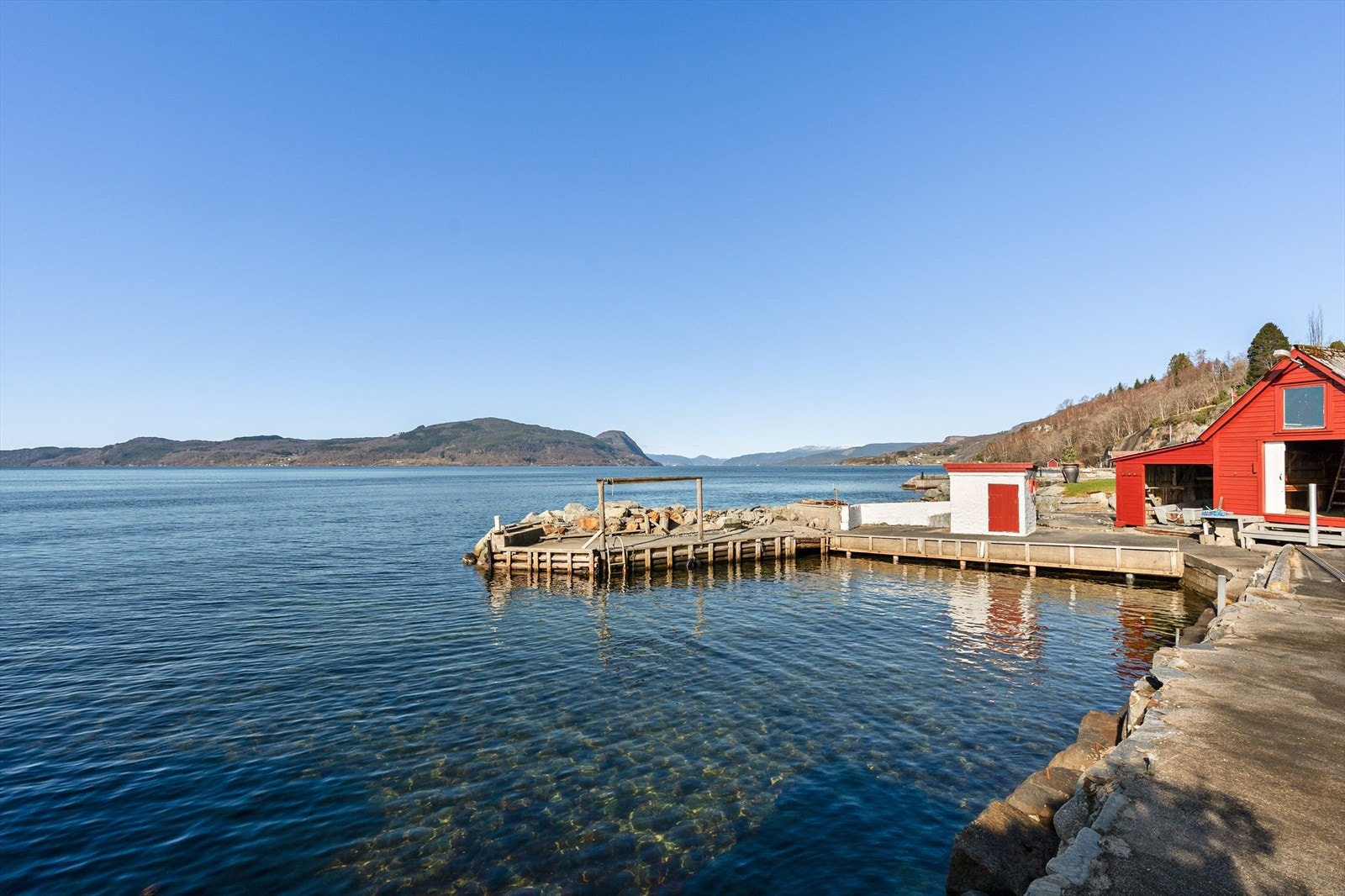 Idylliske omgivelser og meget gode solforhold fra morgen til sent på kveld. Galleribilde