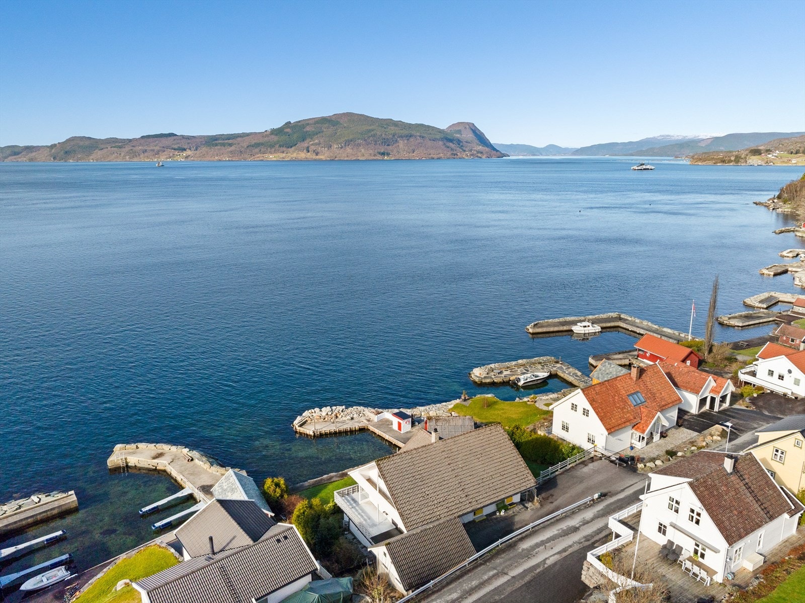 Eiendommen befinner seg i et rolig og landlig område med vakker utsikt over det frodige landskapet, omgitt av åser, grønne marker og fjorder. Galleribilde