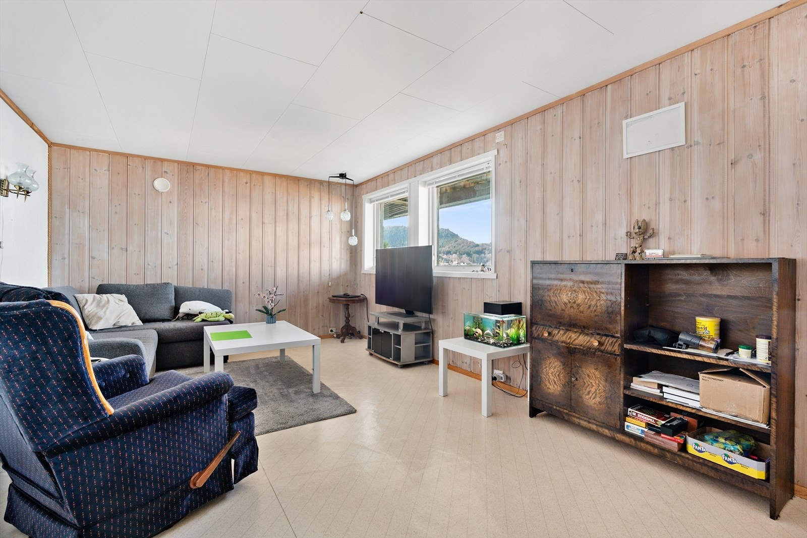 Deler av underetasjen er opprinnelig tilleggsdel/boder innredet som kjøkken, stue og soverom. Ikke godkjent, se punkt ferdigattest. Galleribilde