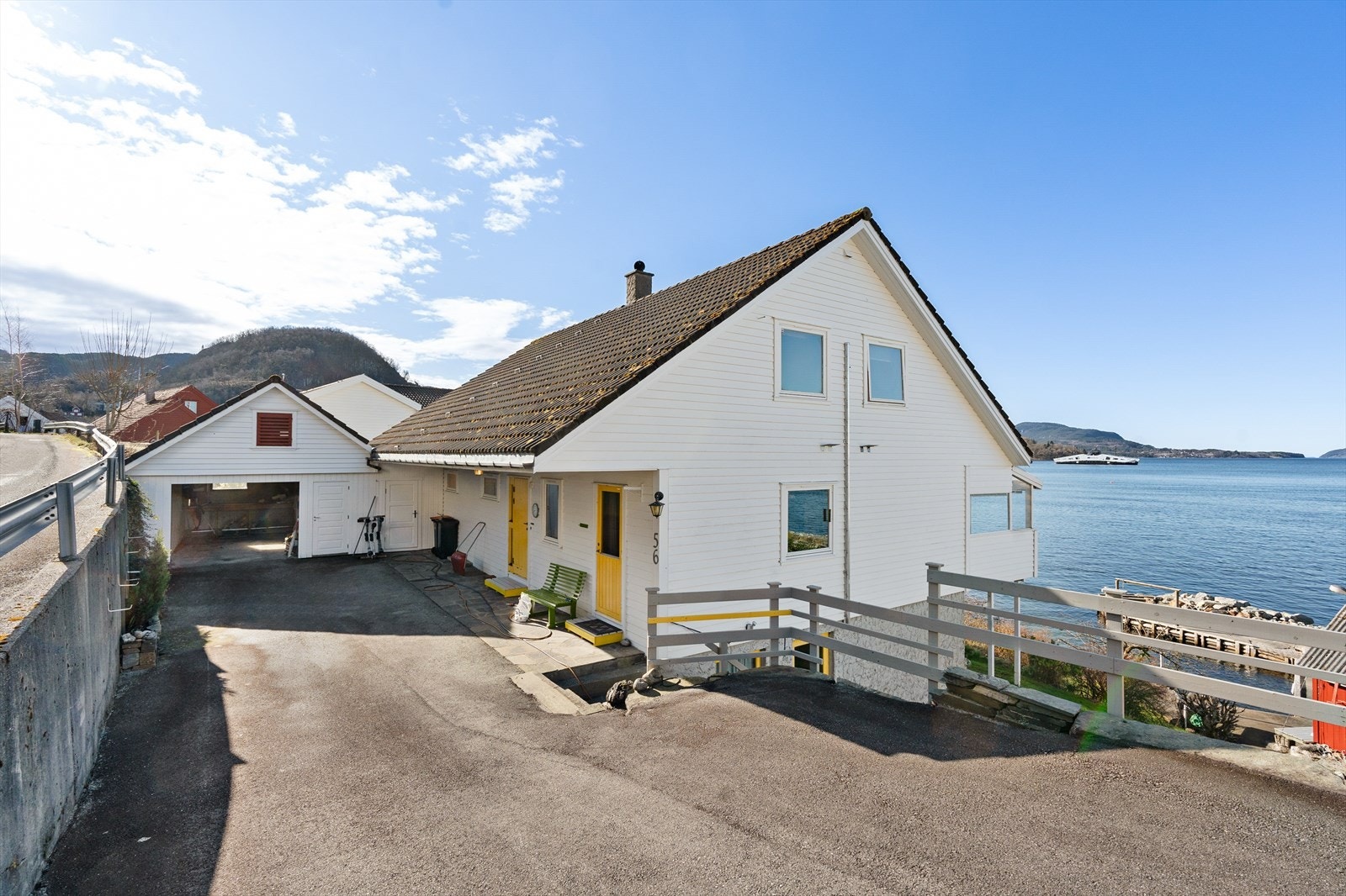 Parkering i garasje og god biloppstillingsplass på egen tomt Galleribilde