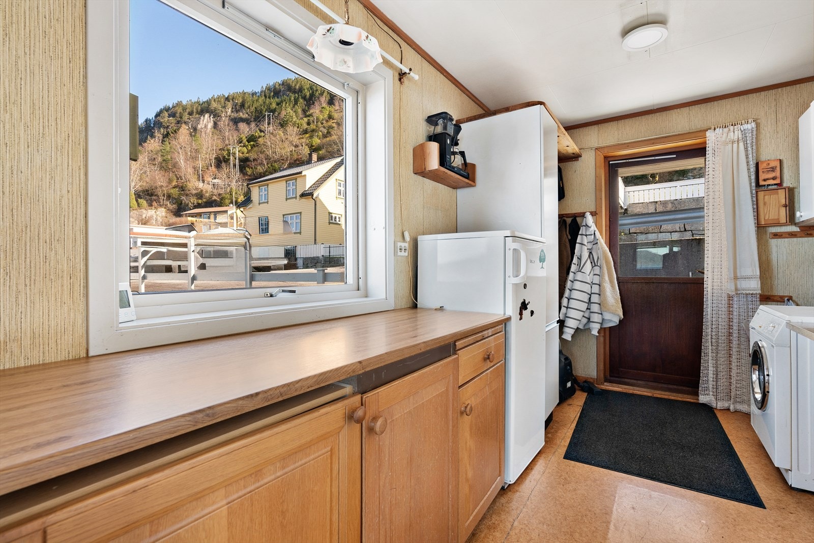 Praktisk vaskerom/grovkjøkken i tilknytning til kjøkkenet med egen bi-inngang. Galleribilde