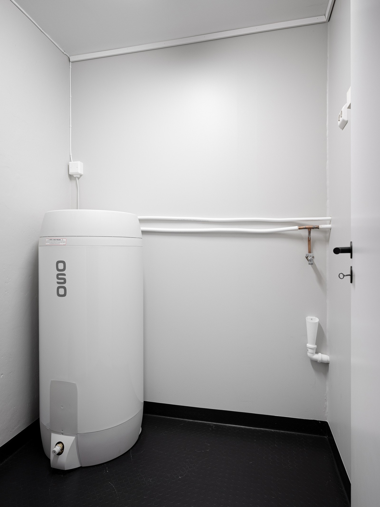 Vaskerom/bod med vvb og opplegg for vaskemaskin Galleribilde